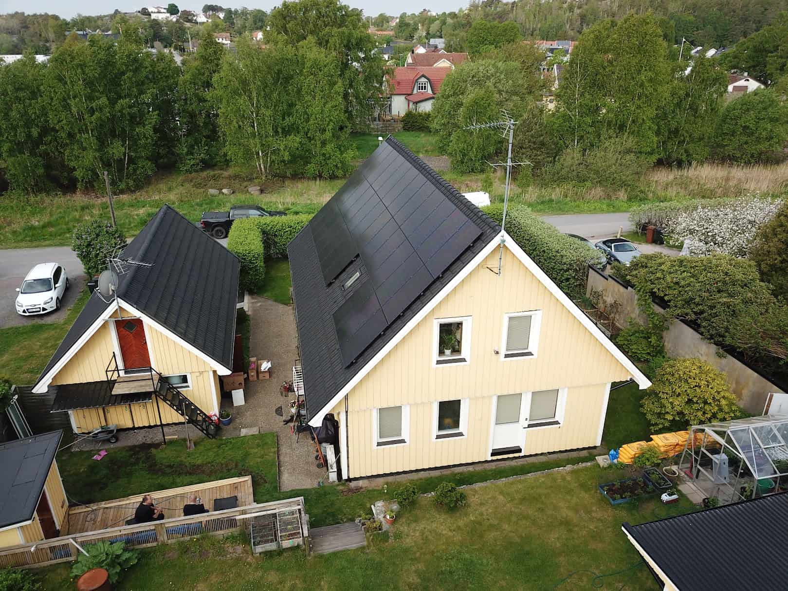 Gult hus med solceller