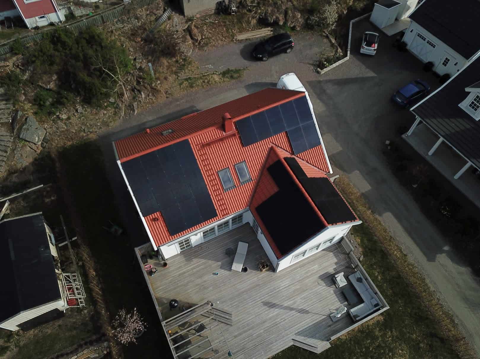 Villa rött tak med solceller