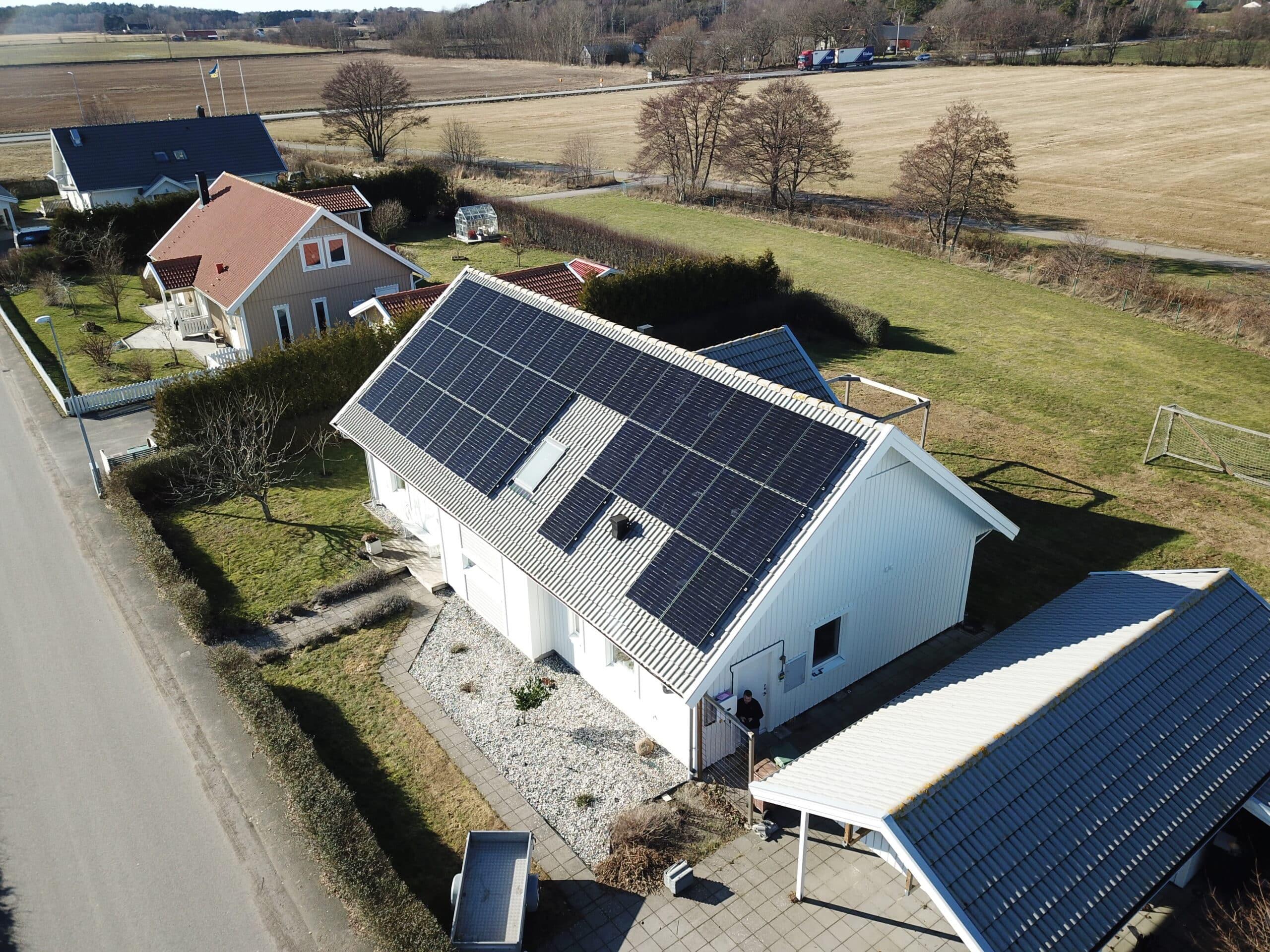 Solcellsanläggning på villatak, installerad av Nova Solar