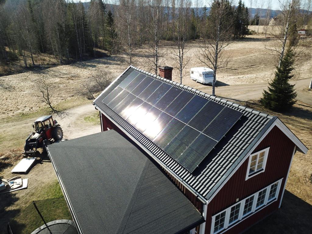Solpaneler på tak sedda från ovan